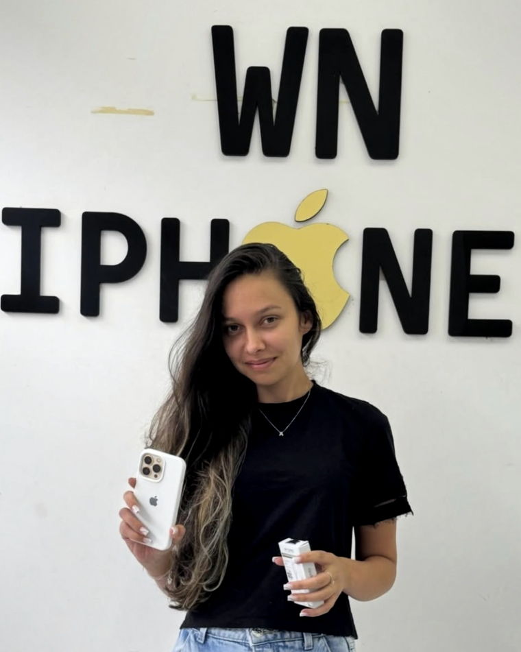 Cliente da WN iPhones com iPhone branco e acessório