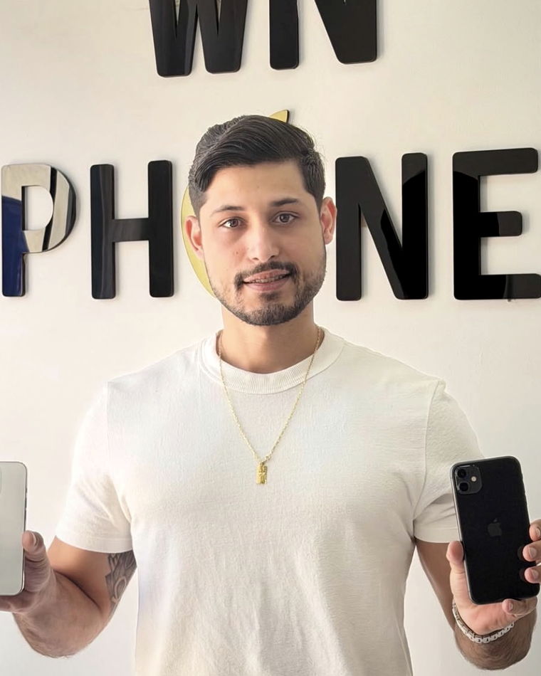 Cliente da WN iPhones segurando dois iPhones