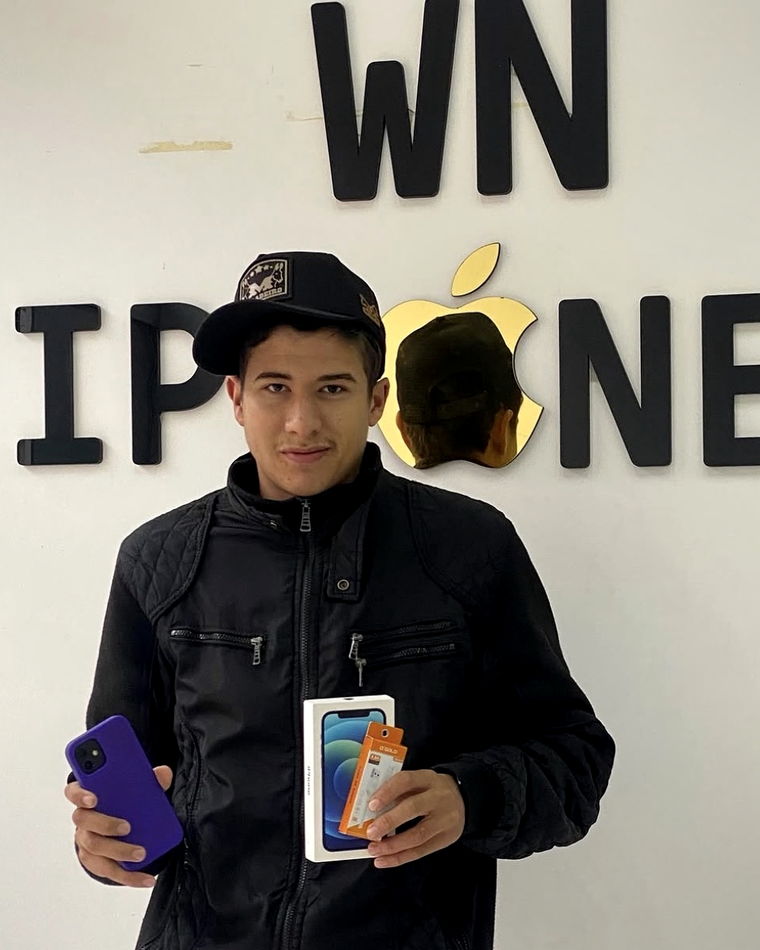 Cliente da WN iPhones com iPhone 12 lacrado e capa roxa